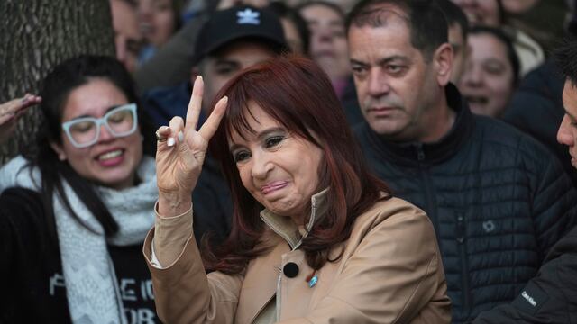 La expresidenta de Argentina, Cristina Fernández, saluda a sus partidarios al salir de su casa en Buenos Aires, Argentina, el martes 10 de junio de 2025. (AP Foto/Rodrigo Abd)