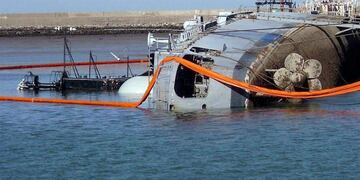 Santísima Trinidad. Fue nave insignia en la Guerra de Malvinas. Ahora, se hunde amarrada en un puerto (DyN).