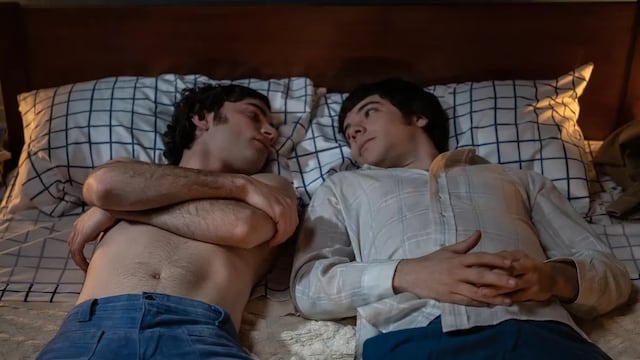 Antonio (Toni Gelabert) y Segundo (Tato Quattordio) son pareja en la ficción (Captura de pantalla).