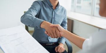 Qué empresa busca empleados y ofrece sueldos de 2000 dólares.