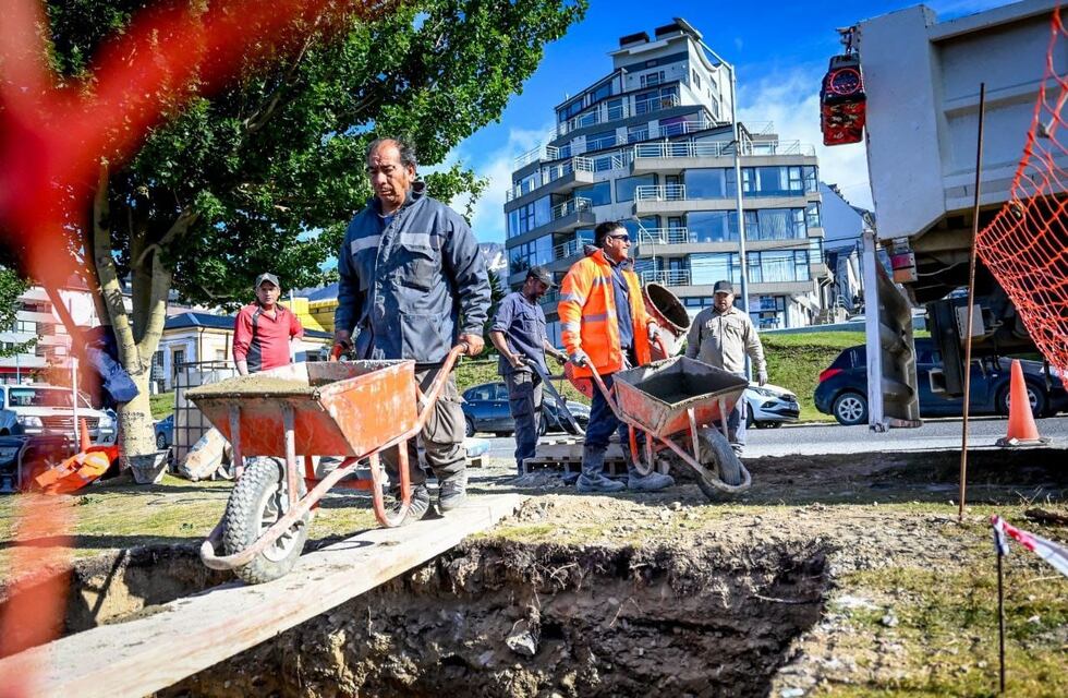 Comenzaron la instalación de un cartel que representa a la Antártida Argentina