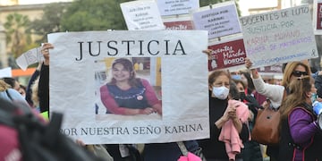 Docentes marchan pidiendo justicia por Karina Moyano una docente de jardín que murio por supuesto acoso laboral