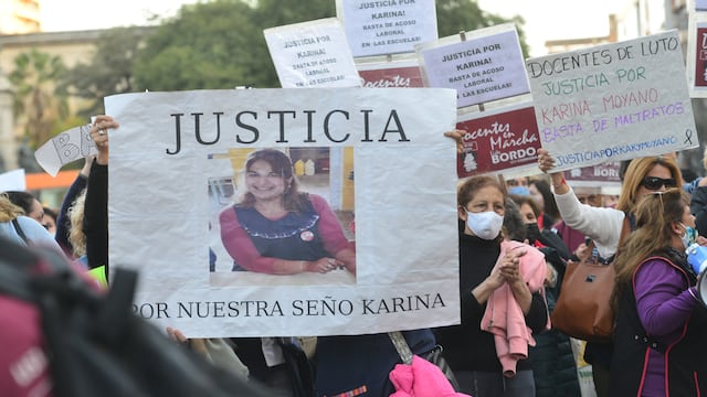 Docentes marchan pidiendo justicia por Karina Moyano una docente de jardín que murio por supuesto acoso laboral