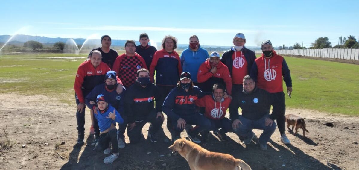 El cuerpo técnico de Las Palmas, que encabezan Juan Carlos Olave y Darío Cavallo, y la dirigencia; codo a codo para trabajar en el predio.