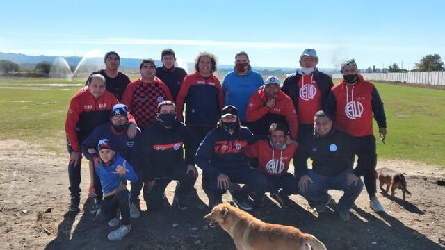 El cuerpo técnico de Las Palmas, que encabezan Juan Carlos Olave y Darío Cavallo, y la dirigencia; codo a codo para trabajar en el predio.