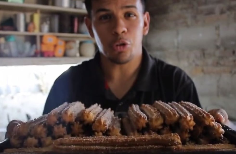 El “churrero humilde”: enseñó a hacer churros en casa y se ganó el amor en las redes