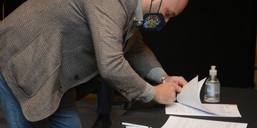 El intendente de San Francisco del Monte de Oro, Jeremías Vivas, suscribe el convenio para que una delegación del ministerio de Trabajo de la Nación se instale en el departamento. Gentileza ANSL