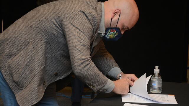 El intendente de San Francisco del Monte de Oro, Jeremías Vivas, suscribe el convenio para que una delegación del ministerio de Trabajo de la Nación se instale en el departamento. Gentileza ANSL