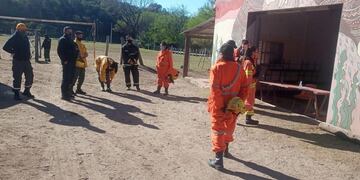 Bomberos de Unquillo intensifican la búsqueda de una mujer perdida en Cabana.