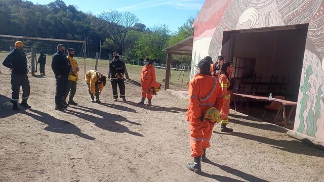 Bomberos de Unquillo intensifican la búsqueda de una mujer perdida en Cabana.