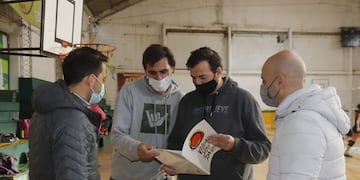 Continúa la entrega de ayudas económicas a clubes locales .