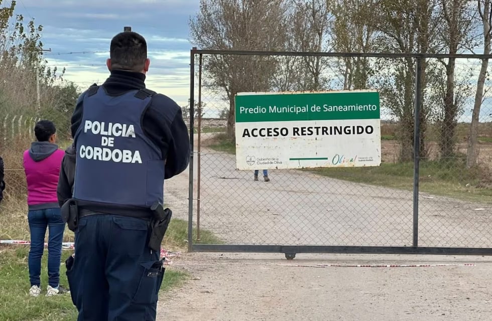 Temen que un hombre haya sido enterrado vivo en un basural de Córdoba: lo encontraron muerto