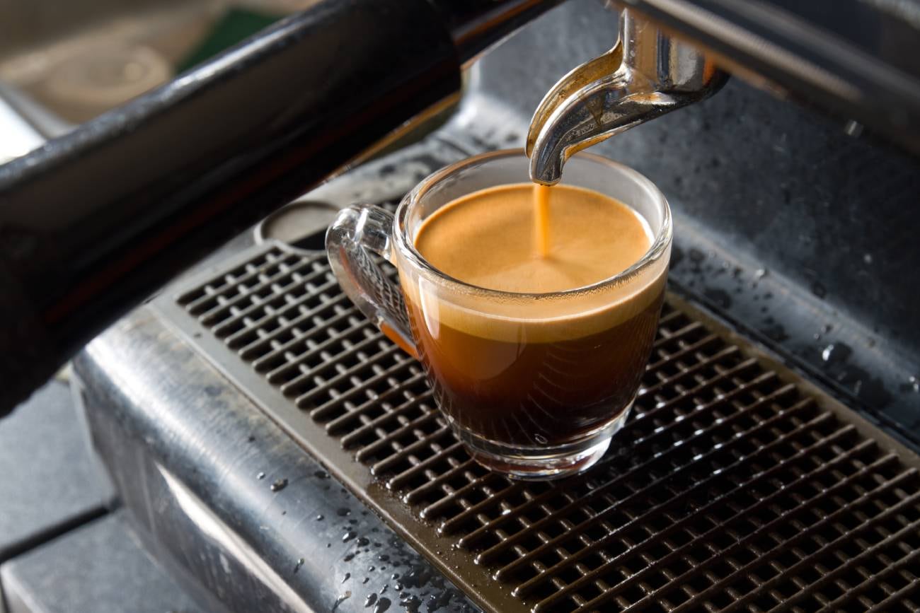 Un espresso es un tipo de café negro fuerte que se forma cuando el agua caliente pasa a mucha presión través de los granos de café molidos. (Freepik)