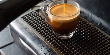 Insólito: en el microcentro porteño ofrecen café con coca cola