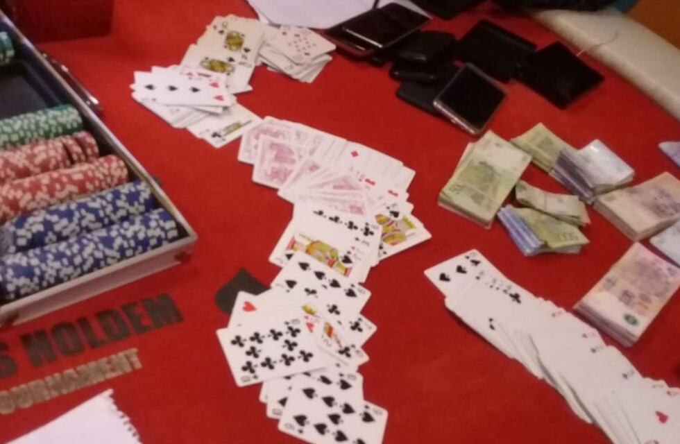 Desbarataron un casino clandestino en Rosario: dos mesas de póker, dinero en efectivo y 10 detenidos