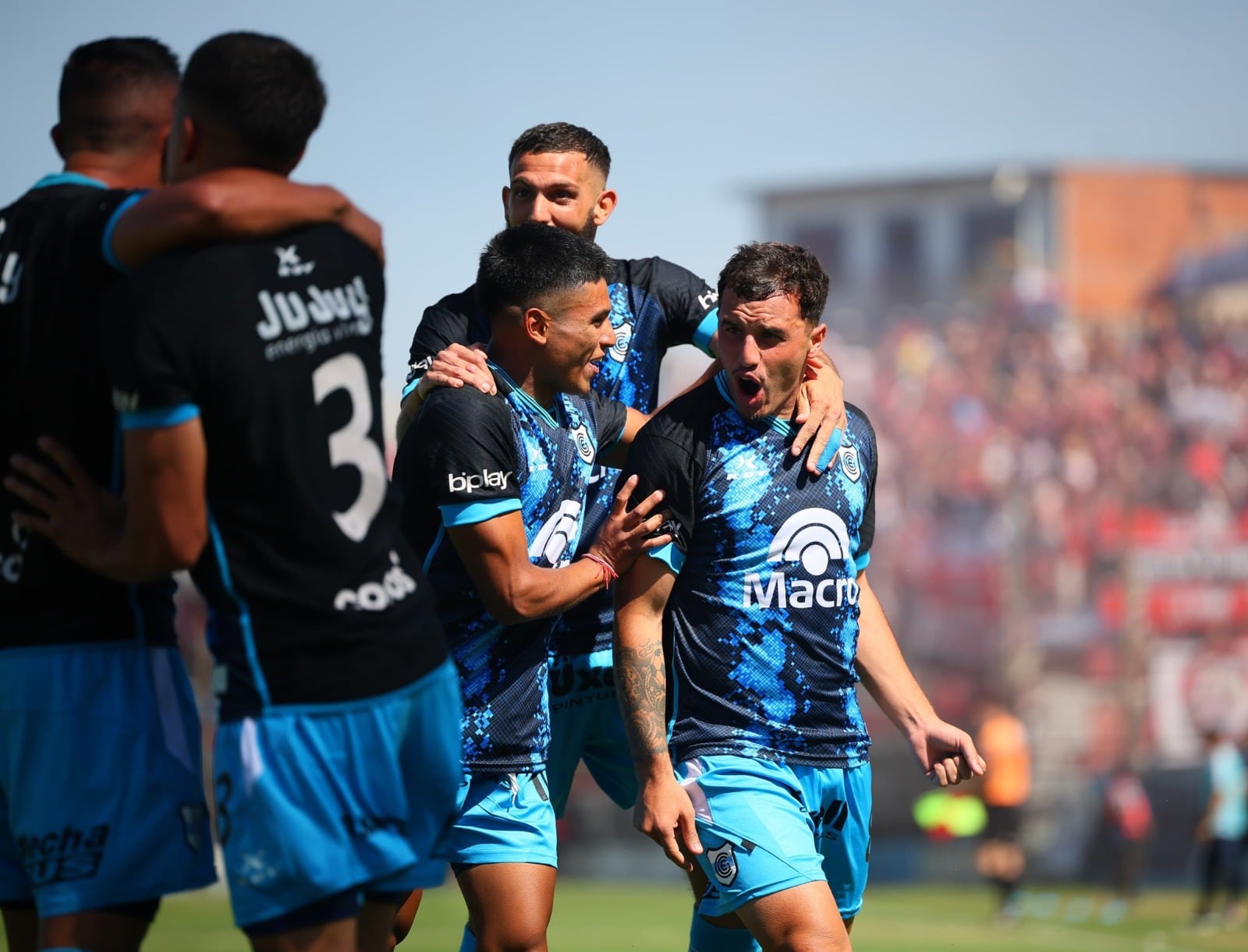 Joaquín Trasante celebra el primer gol de Gimnasia y Esgrima de Jujuy, clave para encaminar el triunfo.