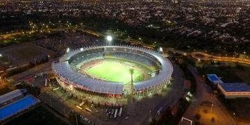 El Kempes, máximo coliseo del fútbol cordobés, encendido en la despedida a Diego.