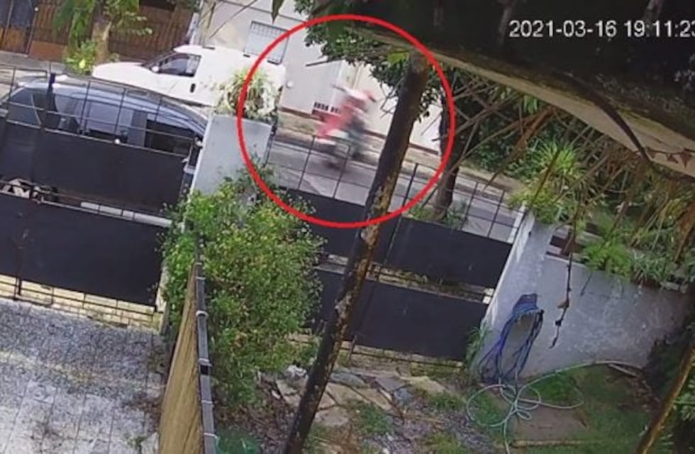 Un repartidor fue atropellado por un motoquero que hacía “willy” y está en coma