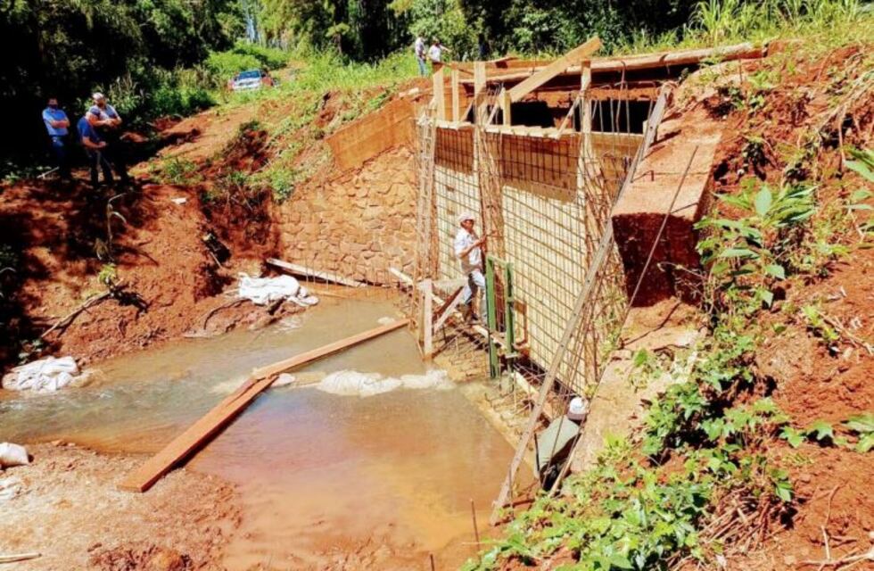Realizan un reservorio de agua con vertedero para camiones hidrantes en Montecarlo