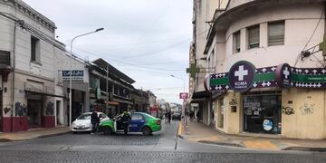 Operativo en el centro de la ciudad por un foco de incendio en un local comercial.