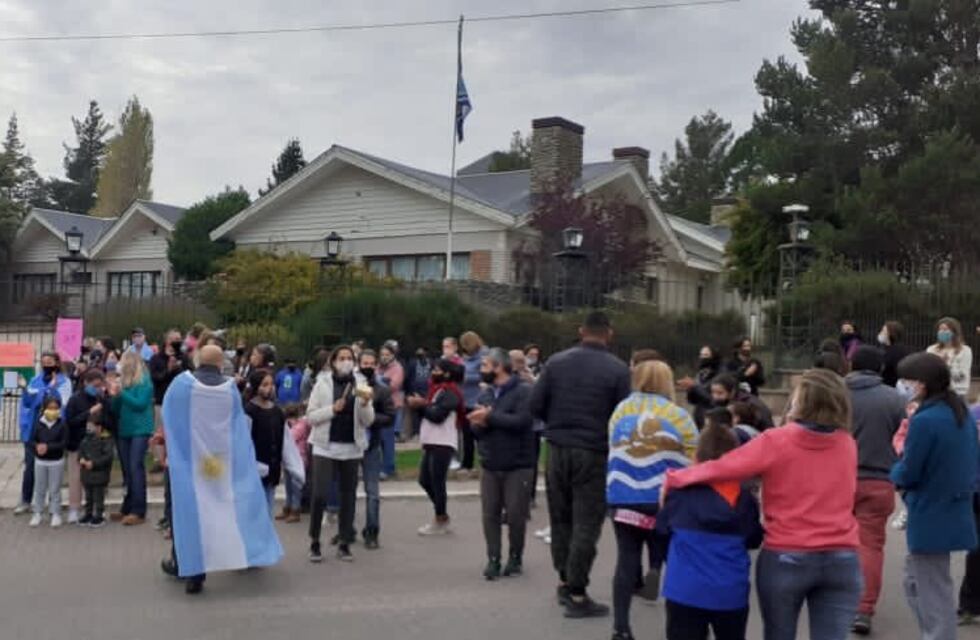 Padres realizaron un cacerolazo en El Calafate frente de la casa de Cristina Kirchner