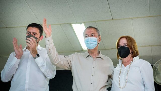 El gobernador Juan Schiaretti y Alejandra Vigo fueron recibidos en Oncativo por el intendente Gastón Ré. (Prensa Hacemos por Córdoba)