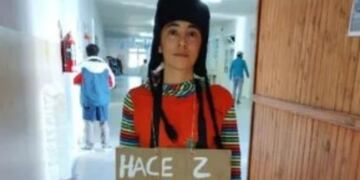Rayen, la docente de Neuquén, se presentó a dar clases con un cartel que dice que no cobra el sueldo hace dos meses.