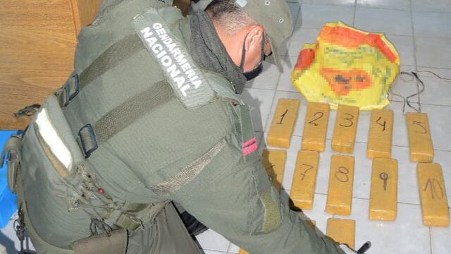 Efectivos del Escuadrón 14 “Las Palmas” se encontraban ayer realizando tareas de prevención sobre la ruta provincial Nº 56, en cercanías al barrio “Toba”, cuando detectaron a dos ciudadanos que salían del paraje “Lote 8”.