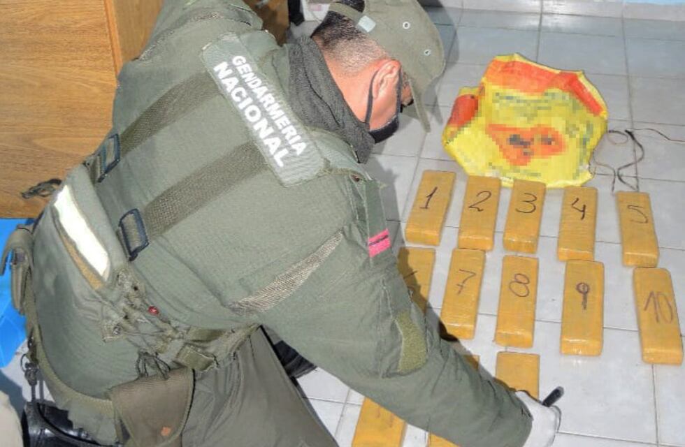 Los detuvieron cuando circulaban con más de 10 kilos de marihuana en motocicleta