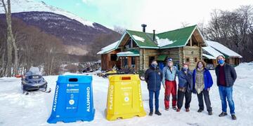 Se entregaron campanas para reciclado de residuos en los centros invernales
