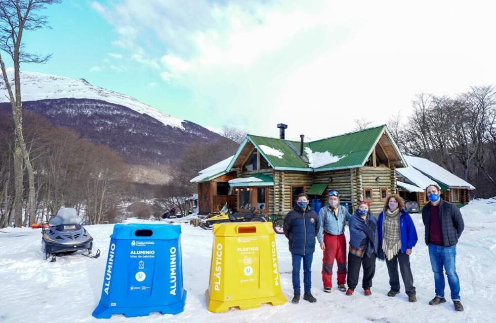 Se entregaron campanas para reciclado de residuos en los centros invernales