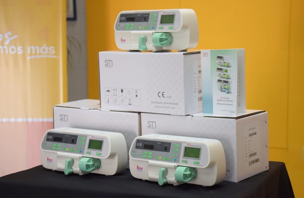 Arcor sigue pensando en Arroyito, donó 3 bombas de infusión al Hospital Carlos Rodriguez