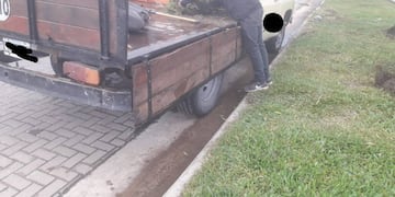 Los acusados fueron fotografiados cuando cargaban una camioneta en Sarmiento al 8100.