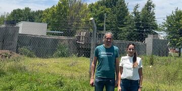 Los concejales Martín Racca y María Paz Caruso en el barrio Villa Los Álamos