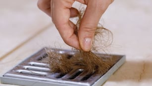 El truco casero que pocos conocen y ayuda a sacar los pelos del desagüe del baño