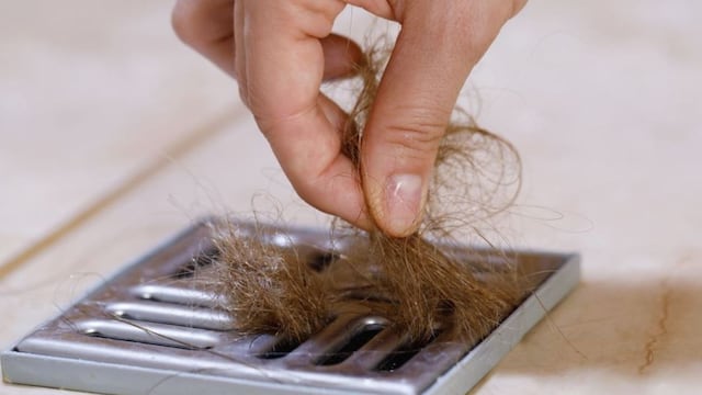 El truco casero que pocos conocen y ayuda a sacar los pelos del desagüe del baño