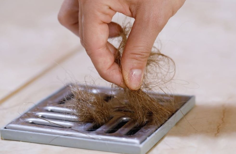 El truco casero que pocos conocen y ayuda a sacar los pelos del desagüe del baño