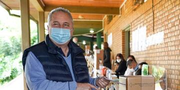 El diputado provincial Hugo Passalacqua emitió su voto y agradeció al personal de seguridad, autoridades de mesa y fiscales que están “garantizando el derecho sagrado del voto”