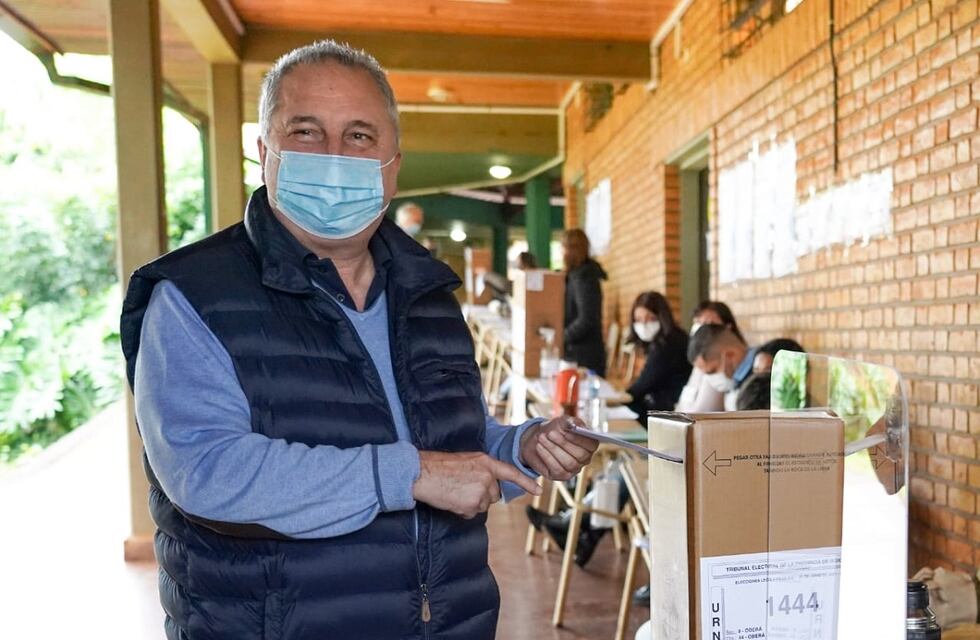 El diputado provincial Hugo Passalacqua emitió su voto y agradeció al personal de seguridad, autoridades de mesa y fiscales que están “garantizando el derecho sagrado del voto”