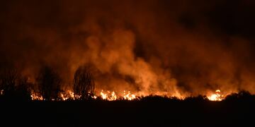 Contuvieron y extinguieron el incendio en los pastizales de Fuerza Aérea de Córdoba.