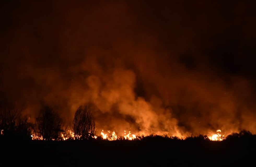 Extinguieron el impactante incendio de la autopista Córdoba - Carlos Paz