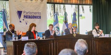 Melella y Urquiza encabezaron la apertura de la 4ta sesión ordinaria del Parlamento Patagónico