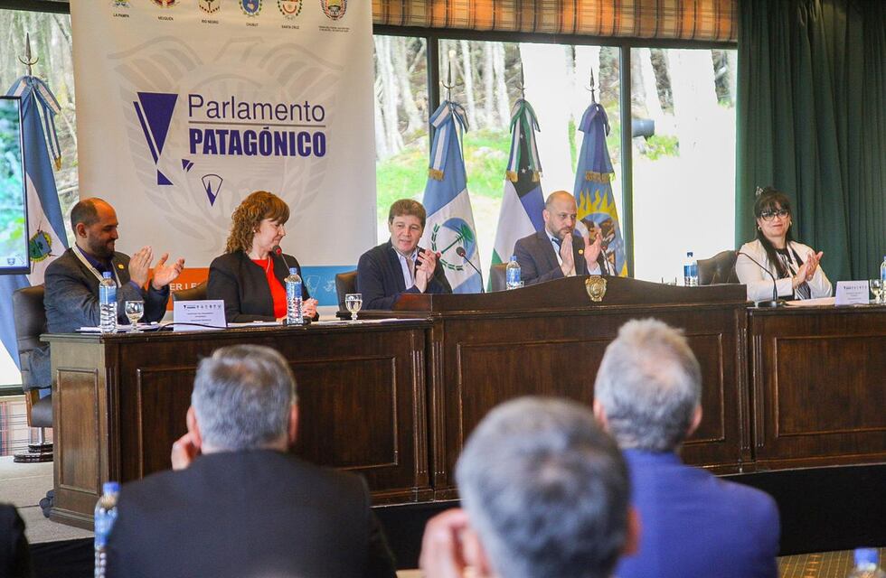 Melella y Urquiza encabezaron la apertura de la 4ta sesión ordinaria del Parlamento Patagónico