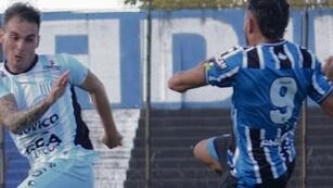 Gianfranco Ferrero en la pelea para que Racing rescatara un punto ante Almagro (Prensa Almagro).