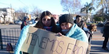 Protestas de otras unidades educativas en La Plata por la falta de calefactores en los establecimientos.