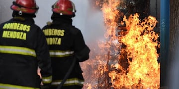 Incendio. Ocurrió en lunes por la madrugada en una casa en el paraje La Pichana en San Rafael. Archivo.