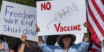 Las protestas amenazan con socavar la campaña de vacunación más grande de la historia de los Estados Unidos.