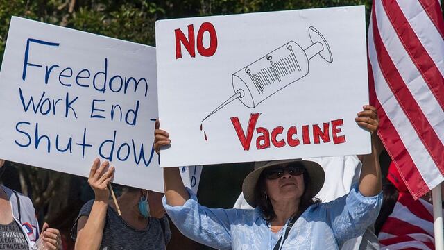 Las protestas amenazan con socavar la campaña de vacunación más grande de la historia de los Estados Unidos.