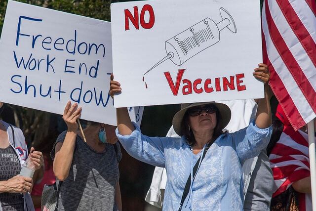 Las protestas amenazan con socavar la campaña de vacunación más grande de la historia de los Estados Unidos.