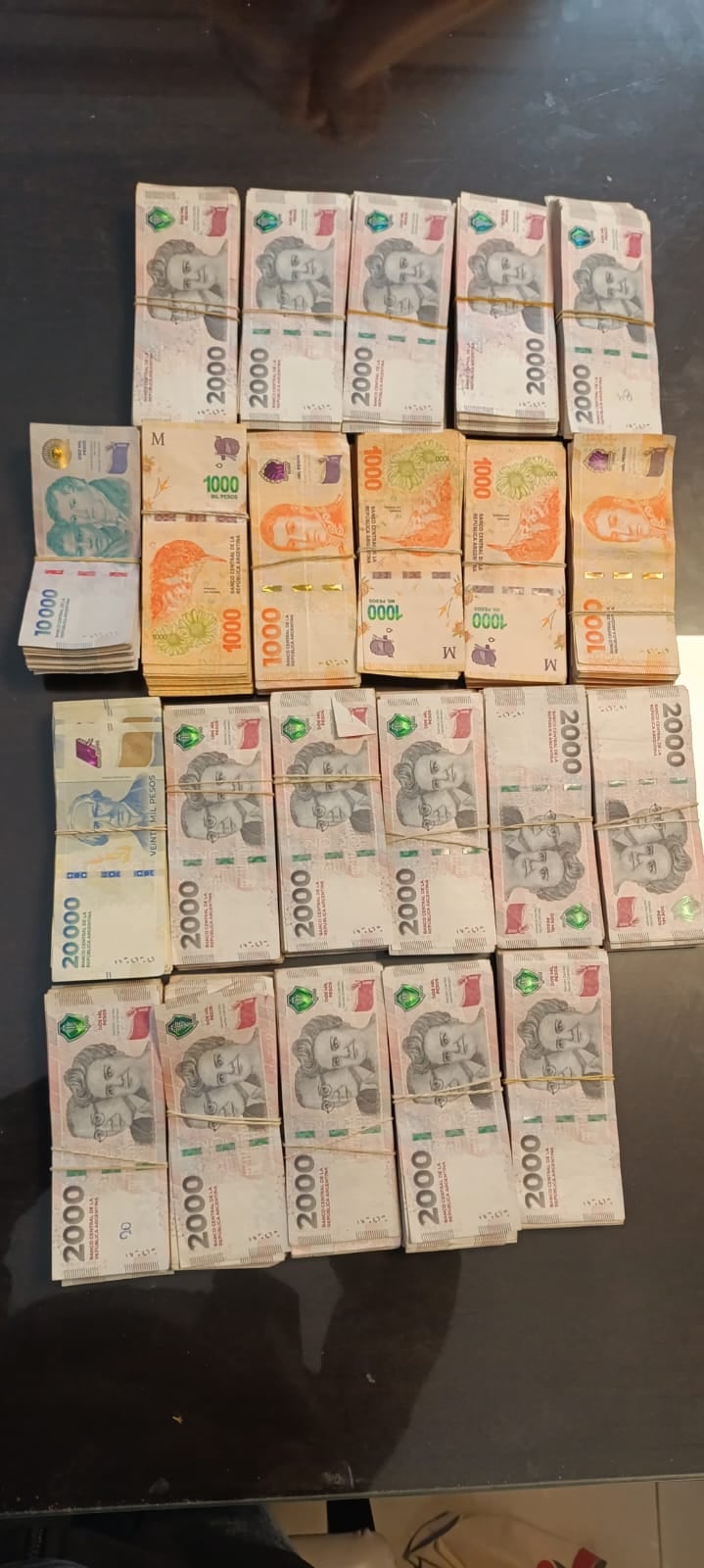 Parte del dinero secuestrado tras los allanamientos en los barrios de Mariano Moreno y Palermo de Villa María.